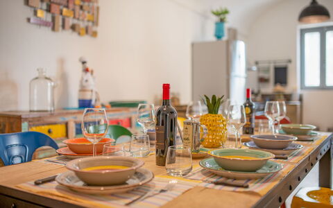 Masseria Tufo Bianco: Tavolo, Cibo, Tavola, Proprietà, Bottiglia, Mobilia, Bicchieri, Dishware, Cucina, Arancia