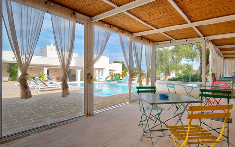Masseria Tufo Bianco: Tavolo, Mobilia, Pianta, Sedia, Acqua, Costruzione, Piscina, Shade, Finestra, Interior Design