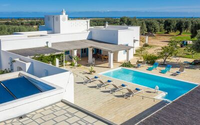 Masseria Tufo Bianco: Costruzione, Cielo, Proprietà, Piscina, Acqua, Azzurro, Albero, Mobili Da Esterno, Shade, Architettura