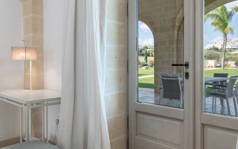 Villa Bellavista: Pianta, Legna, Porta, Illuminazione, Shade, Architettura, Interior Design, Albero, Pavimento