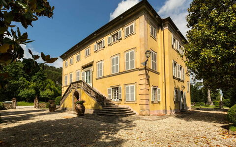Villa Vorno: Cielo, Pianta, Costruzione, Finestra, Nube, Albero, Luce Del Sole, Casa, Porta, Zona Residenziale