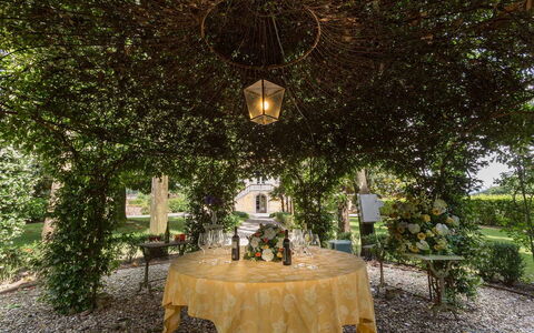 Villa Vorno: Pianta, Tavolo, Proprietà, Decorazione, Costruzione, Sedia, Illuminazione, Tavola, Tavolo Esterno, Tovaglia