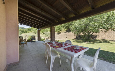Villa Rosata: Pianta, Tavolo, Shade, Albero, Sedia, Legna, Mobili Da Esterno, Costruzione, Tavolo Esterno, Tempo Libero