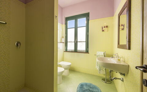 Villa Rosata: Idraulico Fixture, Proprietà, Lavello, Specchio, Bagno, Viola, Rubinetto, Finestra, Costruzione