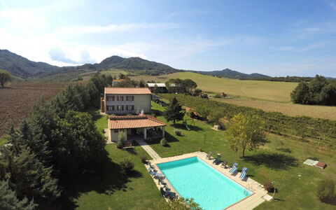 Villa Le Selvole: Cielo, Nube, Acqua, Costruzione, Pianta, Montagna, Albero, Lotto, Piscina, Erba