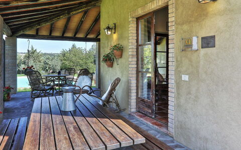 Villa Le Selvole: Proprietà, Sedia, Pianta, Azzurro, Legna, Portico, Interior Design, Vaso Di Fiori, Costruzione, Villetta