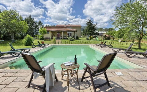Villa Le Selvole: Acqua, Cielo, Nube, Proprietà, Pianta, Mobilia, Piscina, Costruzione, Sedia, Albero