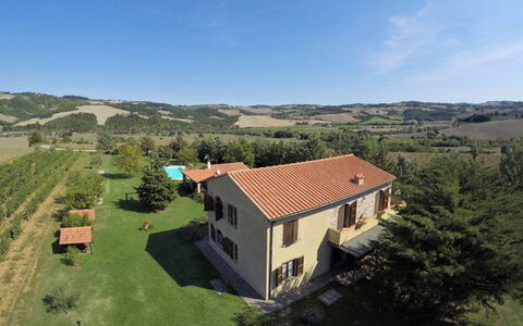Villa Le Selvole: Cielo, Costruzione, Nube, Proprietà, Finestra, Ecoregione, Pianta, Natura, Albero, Ambiente Naturale