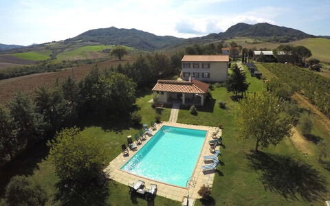 Villa Le Selvole: Acqua, Cielo, Risorse Idriche, Nube, Montagna, Costruzione, Piscina, Albero, Pianta, Lotto
