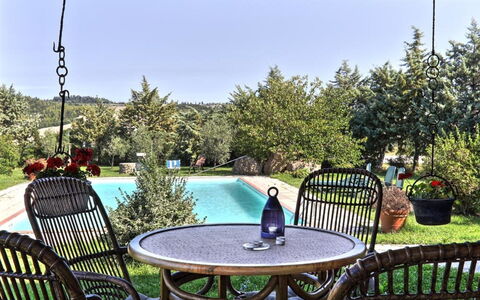 Villa Le Selvole: Pianta, Acqua, Cielo, Tavolo, Mobilia, Proprietà, Azzurro, Natura, Sedia, Piscina
