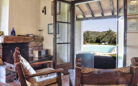 Villa Le Selvole: Mobilia, Proprietà, Tavolo, Costruzione, Sedia, Legna, Interior Design, Architettura, Soggiorno, Shade