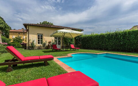 Villa Cantignano: Nube, Cielo, Pianta, Costruzione, Acqua, Piscina, Shade, Rettangolo, Mobili Da Esterno, Casa