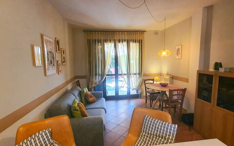Bianca: Tavolo, Proprietà, Mobilia, Divano, Sedia, Legna, Soggiorno, Interior Design, Cornice, Pavimentazione