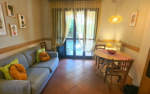 Bianca: Tavolo, Mobilia, Proprietà, Divano, Azzurro, Comfort, Tessile, Lampada, Tenda, Interior Design