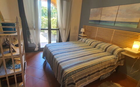 Bianca: Mobilia, Comfort, Finestra, Azzurro, Legna, Tessile, Shade, Interior Design, Pavimento, Costruzione