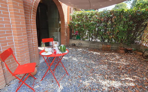 Bianca: Proprietà, Mobilia, Tavolo, Pianta, Mobili Da Esterno, Sedia, Tavolo Esterno, Costruzione, Shade, Legna