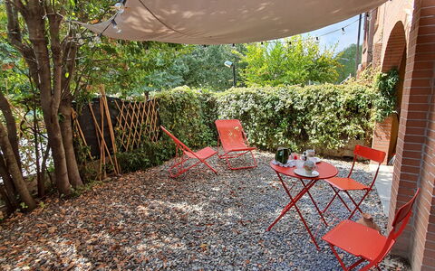 Bianca: Pianta, Proprietà, Mobilia, Tavolo, Shade, Sedia, Mobili Da Esterno, Albero, Tavolo Esterno, Erba