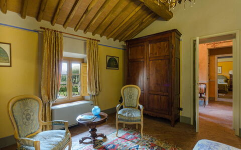 Villa Guamo: Cornice, Costruzione, Mobilia, Proprietà, Tavolo, Sedia, Legna, Interior Design, Soggiorno, Architettura