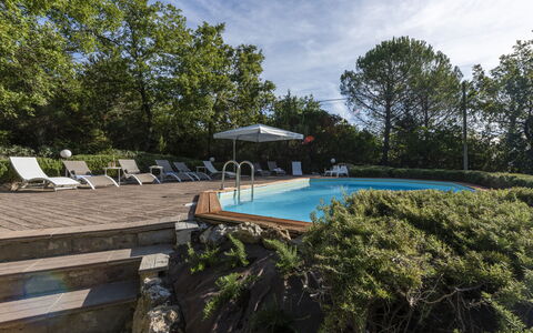 Villa Monteresi: Acqua, Pianta, Cielo, Piscina, Nube, Albero, Sedia, Ombrello, Shade, Mobili Da Esterno