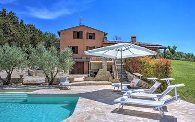 Villa Montone: Pianta, Acqua, Cielo, Costruzione, Proprietà, Azzurro, Piscina, Mobili Da Esterno, Albero, Nube