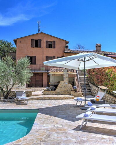 Villa Montone: Pianta, Acqua, Cielo, Costruzione, Proprietà, Azzurro, Piscina, Mobili Da Esterno, Albero, Nube