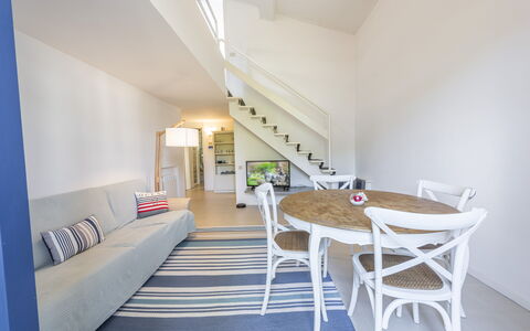 Residenza Morin: Mobilia, Tavolo, Proprietà, Comfort, Divano, Interior Design, Costruzione, Legna, Pavimentazione, Pavimento