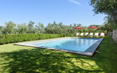 Villa Agnola: Acqua, Cielo, Piscina, Pianta, Rettangolo, Shade, Zona Residenziale, Erba, Albero, Nube