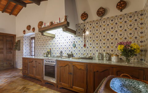 Villa Di Gaiole: Cabinetry, Controsoffitto, Proprietà, Mobilia, Lavello, Rubinetto, Costruzione, Mobiletto Del Bagno, Cucina, Legna