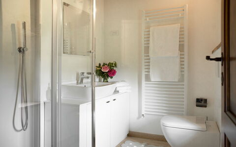 Villa Pianora: Specchio, Proprietà, Idraulico Fixture, Bagno, Lavello, Rubinetto, Interior Design, Costruzione, Viola