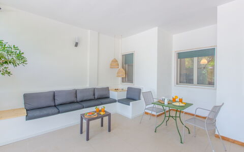 Villa Talise: Tavolo, Divano, Mobilia, Pianta, Interior Design, Costruzione, Soggiorno, Legna, Illuminazione, Arancia