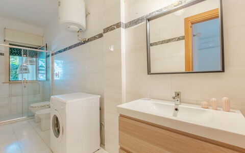 Villa Talise: Specchio, Idraulico Fixture, Rubinetto, Proprietà, Lavello, Costruzione, Bagno, Lavandino Del Bagno, Mobiletto Del Bagno, Casa