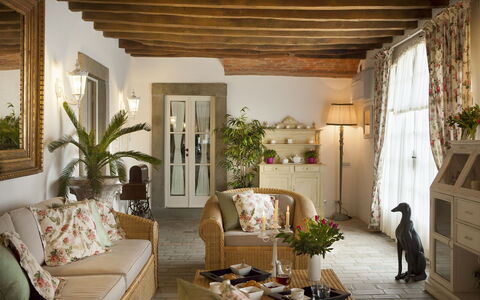 Chianti Fornace 1: Pianta, Proprietà, Pianta Della Casa, Divano, Interior Design, Pavimento, Soggiorno, Immobiliare, Legna, Shade