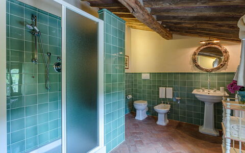Villa Castellaccio: Specchio, Idraulico Fixture, Lavello, Bagno, Rubinetto, Doccia, Interior Design, Viola, Costruzione, Pavimento