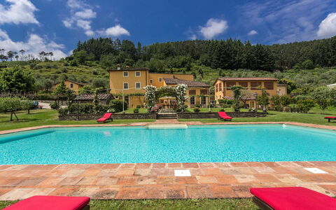 Villa Castellaccio: Acqua, Nube, Cielo, Pianta, Piscina, Costruzione, Azzurro, Albero, Rettangolo, Sedia