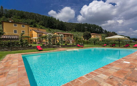 Villa Castellaccio: Acqua, Nube, Cielo, Pianta, Costruzione, Piscina, Natura, Rettangolo, Azzurro, Casa