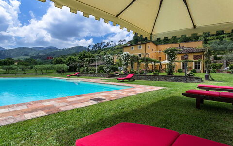 Villa Castellaccio: Acqua, Pianta, Nube, Proprietà, Costruzione, Cielo, Verde, Piscina, Mobili Da Esterno, Shade