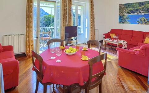 Apartment Fernanda - Levanto: Mobilia, Tavolo, Proprietà, Decorazione, Sedia, Finestra, Tessile, Legna, Interior Design, Pavimentazione