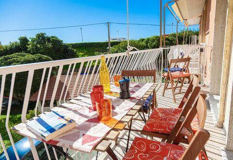 Apartment Fernanda - Levanto: Cielo, Tavolo, Proprietà, Mobilia, Sedia, Albero, Mobili Da Esterno, Legna, Tavolo Esterno, Tempo Libero