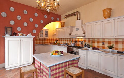 Villa Guasperini: Cabinetry, Controsoffitto, Mobilia, Proprietà, Tavolo, Legna, Arancia, Interior Design, Illuminazione, Cucina