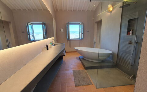 Casa Insieme: Proprietà, Idraulico Fixture, Rubinetto, Vasca Da Bagno, Azzurro, Legna, Viola, Interior Design, Bagno, Lavello