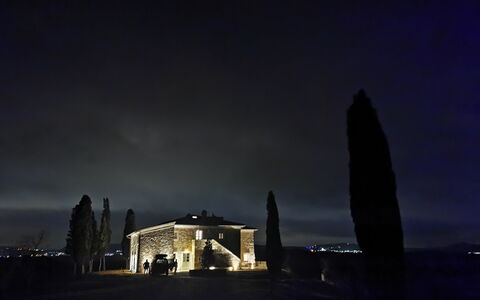 Casa Insieme: Atmosfera, Cielo, Finestra, Nube, Crepuscolo, Costruzione, Orizzonte, Città, Tinte E Ombre, Paesaggio