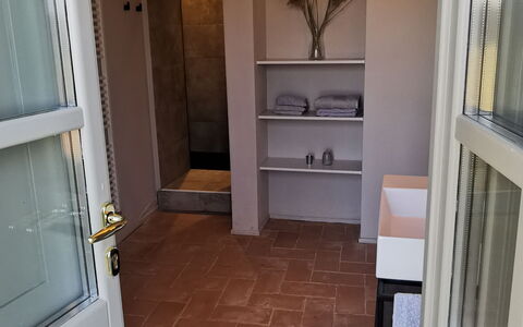 Casa Insieme: Cabinetry, Proprietà, Legna, Porta, Casa, Pavimentazione, Pavimento, Interior Design, Color Legno, Cucina
