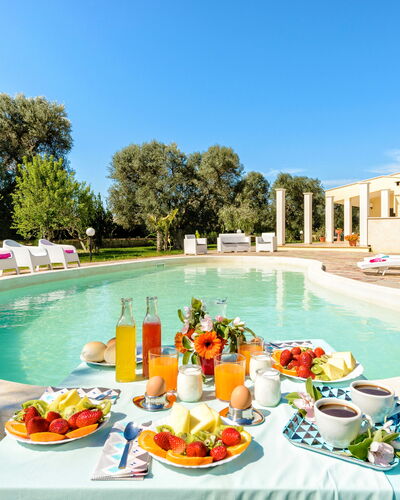 Villa Käthe Con Piscina Privata: Acqua, Cibo, Cielo, Tavolo, Giorno, Proprietà, Tavola, Pianta, Natura, Albero