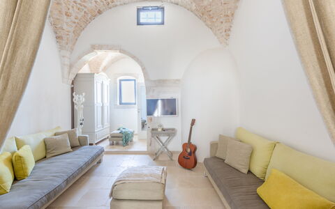 Romeo e Giulietta - Terrazza Vista Mare: Costruzione, Tavolo, Mobilia, Divano, Comfort, Cornice, Azzurro, Legna, Interior Design, Casa