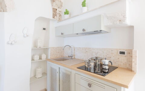 Romeo e Giulietta - Terrazza Vista Mare: Cabinetry, Controsoffitto, Bianca, Prodotto, Rubinetto, Scaffalature, Lavello, Interior Design, Cucina, Legna