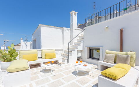 Romeo e Giulietta - Terrazza Vista Mare: Cielo, Mobilia, Pianta, Costruzione, Tavolo, Divano, Interior Design, Mobili Da Esterno, Soggiorno, Pavimento