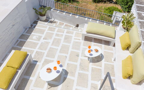 Romeo e Giulietta - Terrazza Vista Mare: Pianta, Interior Design, Urban Design, Giallo, Costruzione, Pavimentazione, Pavimento, Sedia, Legna, Immobiliare