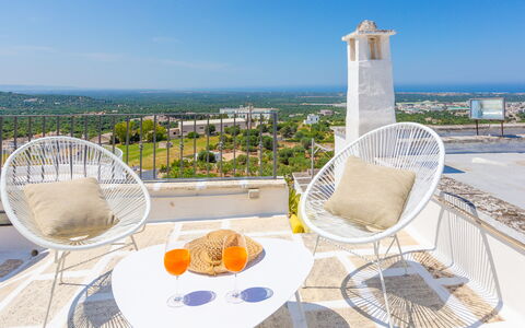 Romeo e Giulietta - Terrazza Vista Mare: Cielo, Tavolo, Mobilia, Tavola, Prodotto, Sedia, Azzurro, Mobili Da Esterno, Interior Design, Costruzione