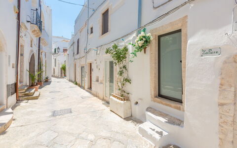 Romeo e Giulietta - Terrazza Vista Mare: Proprietà, Pianta, Finestra, Costruzione, Manto Stradale, Cielo, Quartiere, Vaso Di Fiori, Immobiliare, Pavimentazione