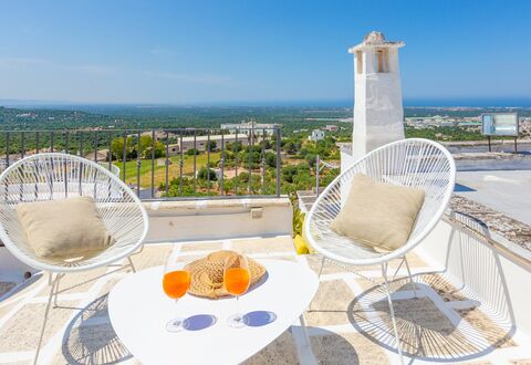 Romeo e Giulietta - Terrazza Vista Mare: Cielo, Tavolo, Mobilia, Tavola, Prodotto, Sedia, Azzurro, Mobili Da Esterno, Interior Design, Costruzione